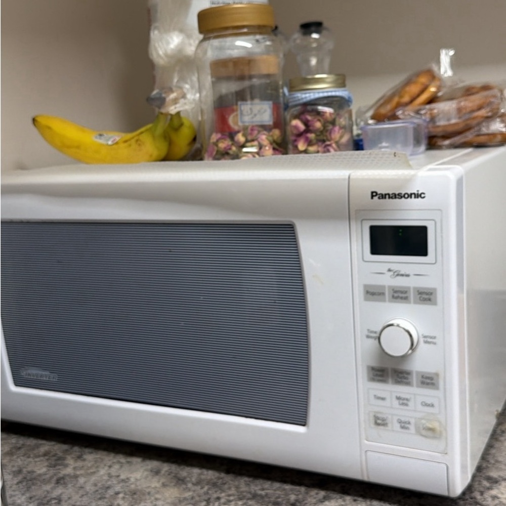 Panasonic White Countertop Microwave with Digital Display and Dial